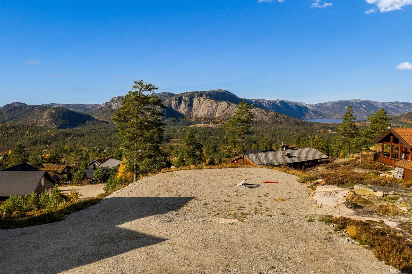 Fra tomten har du utsikt utover den vakre og varierte naturen i Nissedal. Galleribilde