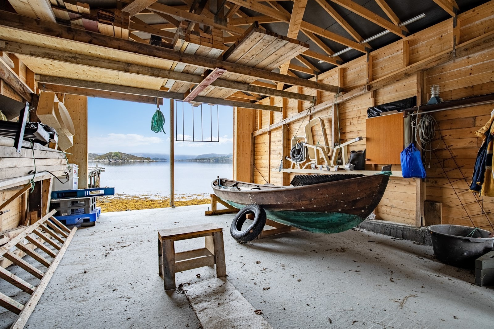 Romslig naustrom med mulighet for mye oppbevaring Galleribilde