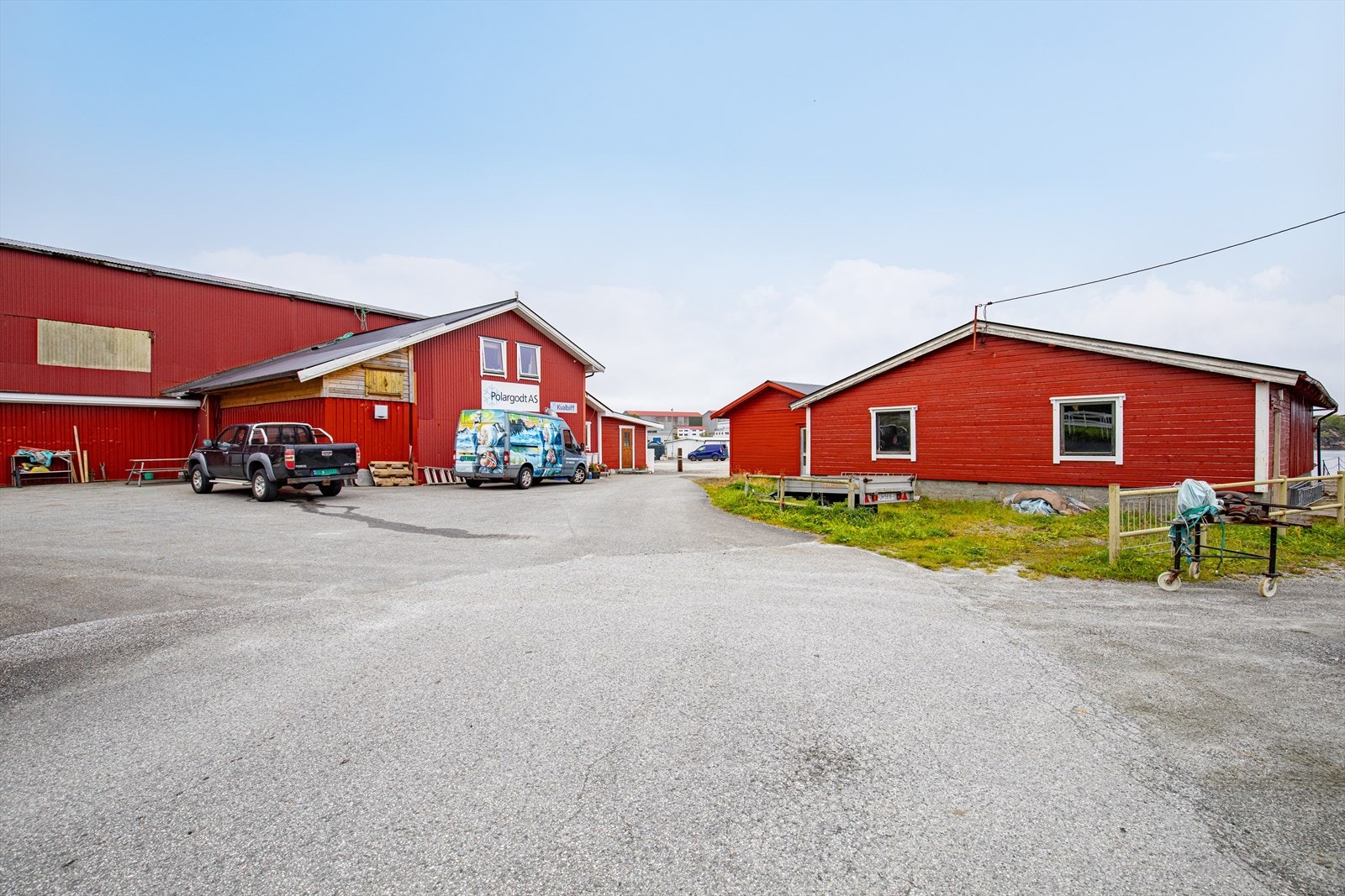 Det er asfaltert nesten hele veien frem til naustet Galleribilde