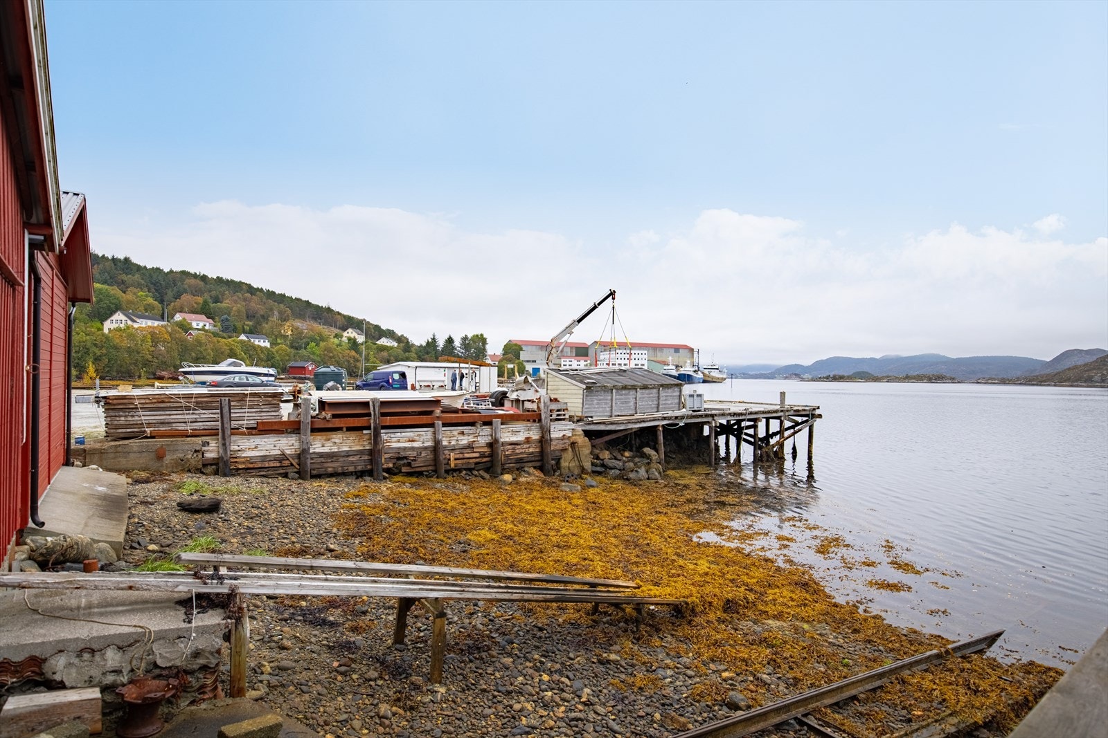 Fin vik der du kan kjøre med båt til fjordene rundt omkring Galleribilde
