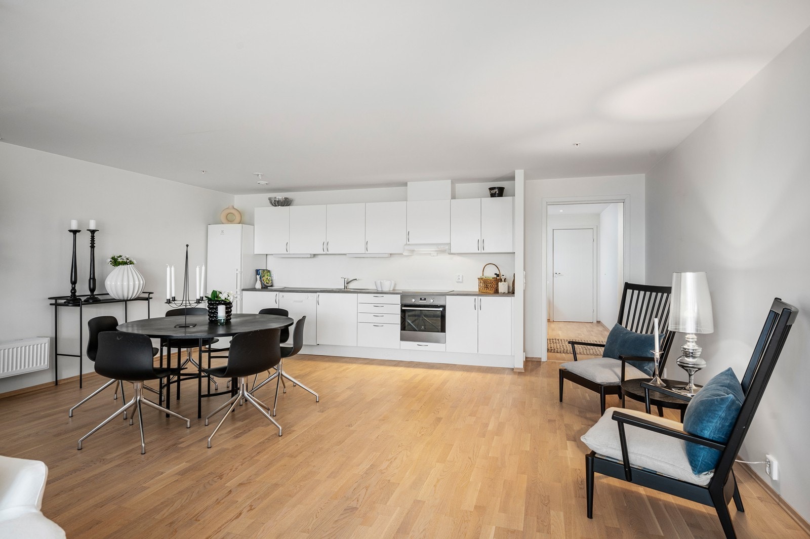 Det er installert balansert ventilasjonsanlegg med avtrekk fra kjøkken og våtrommene, og tilførsel av friskluft til de øvrige rommene Galleribilde