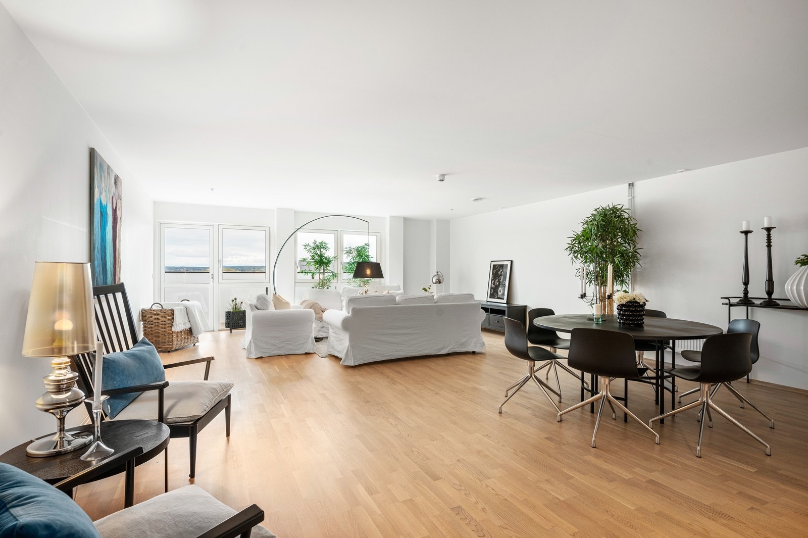 Stilren leilighet, med god standard i fra innredningsåret 2018 Galleribilde