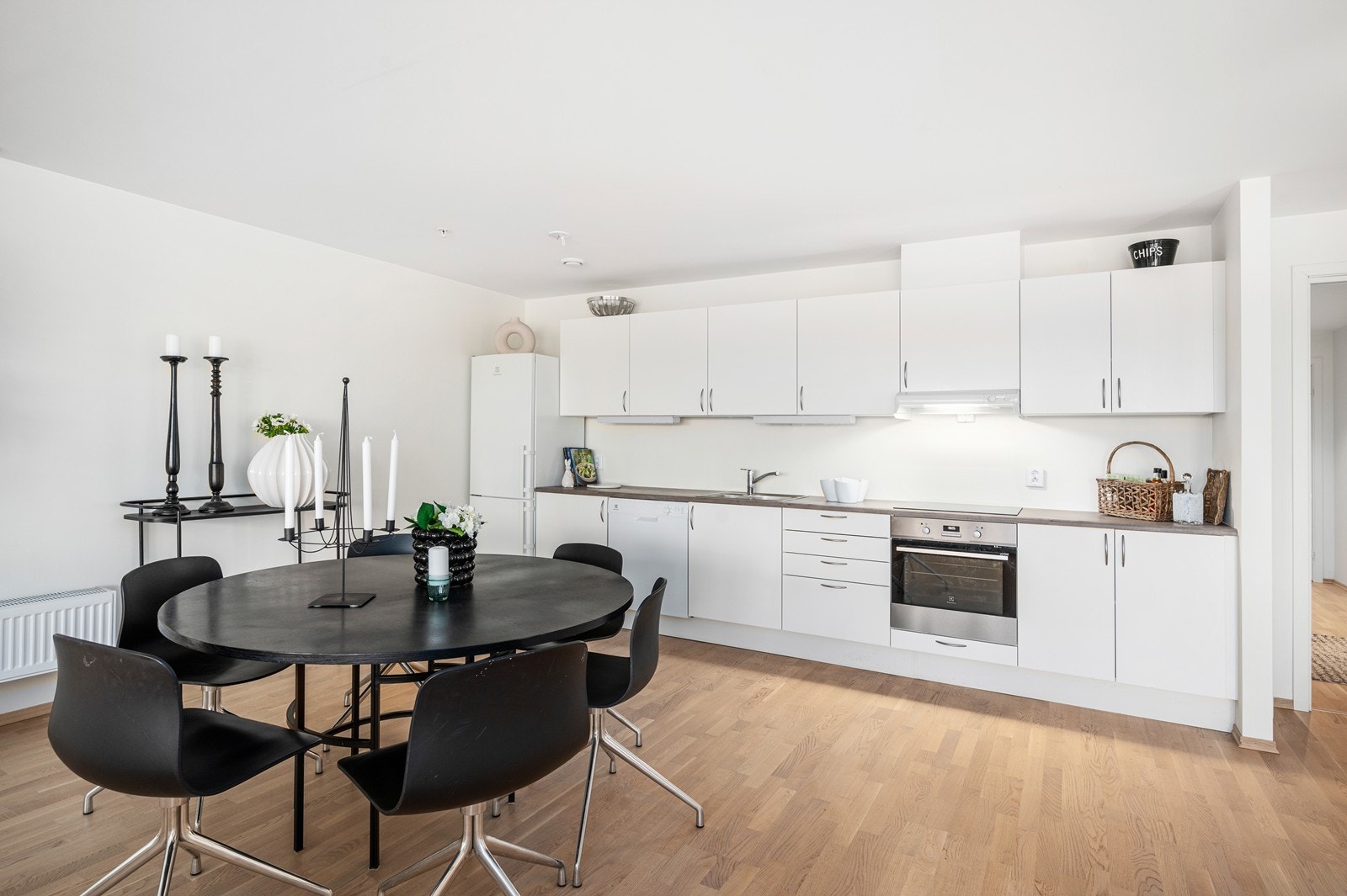 Det er integrert koketopp, stekeovn, oppvaskmaskin og kjøl- og fryseskap Galleribilde