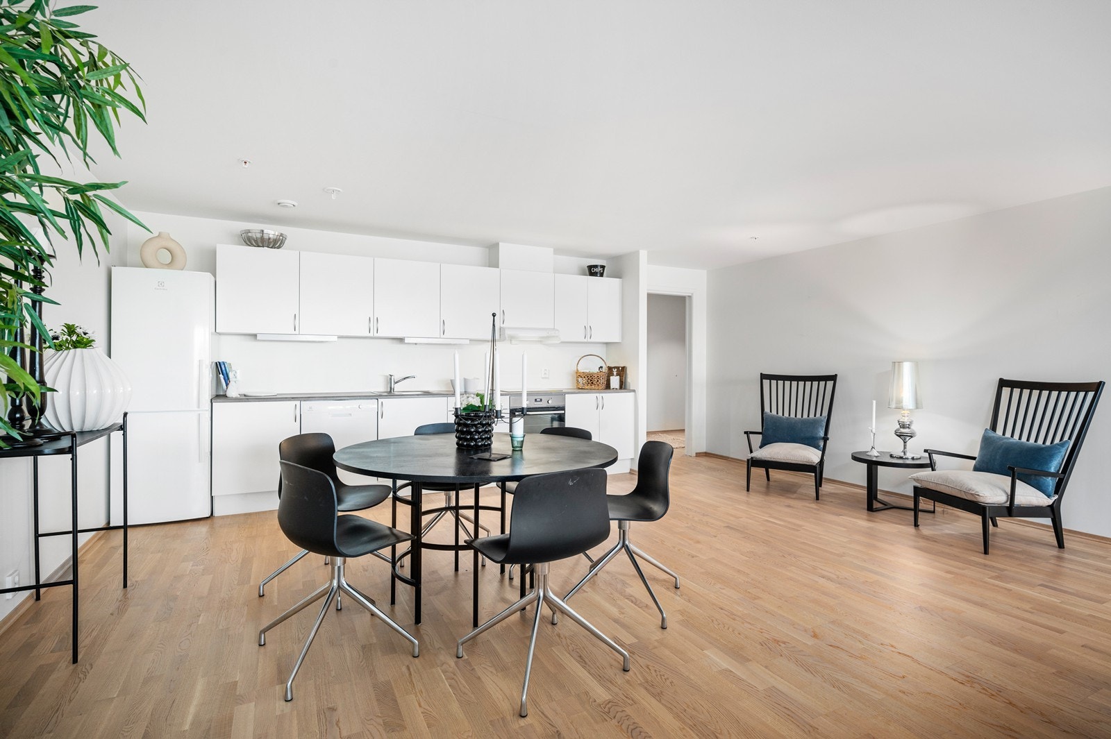 På kjøkkenet er det en innredning med slette fronter, og med laminerte benkeplater Galleribilde