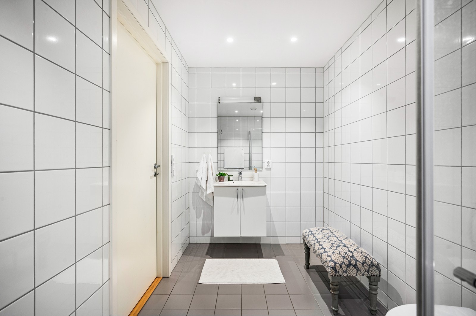 Baderommet er utstyrt med vegghengt WC, servant og dusjnisje Galleribilde