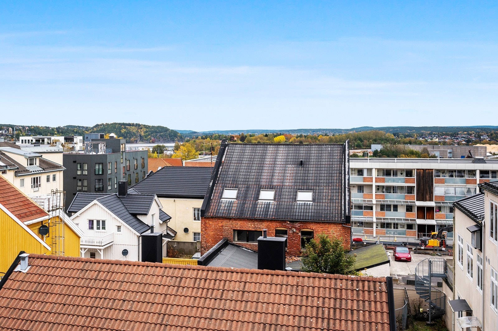 Fra balkongen er det utsikt mot Glengshølen og Opsund i nord Galleribilde