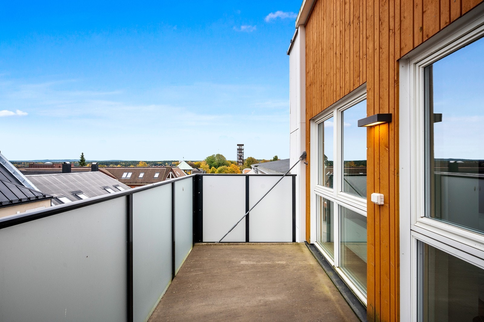 Leiligheten har en romslig balkong mot nordøst og en litt mindre balkong mot nordøst sydvest Galleribilde