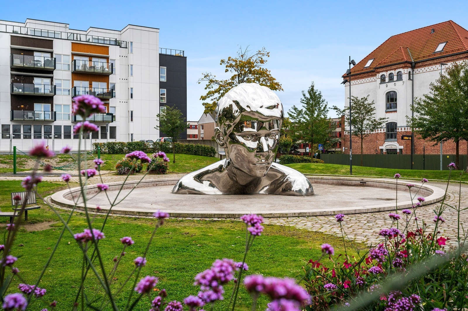 Eiendommen grenser mot Skoleparken med Genesis Galleribilde