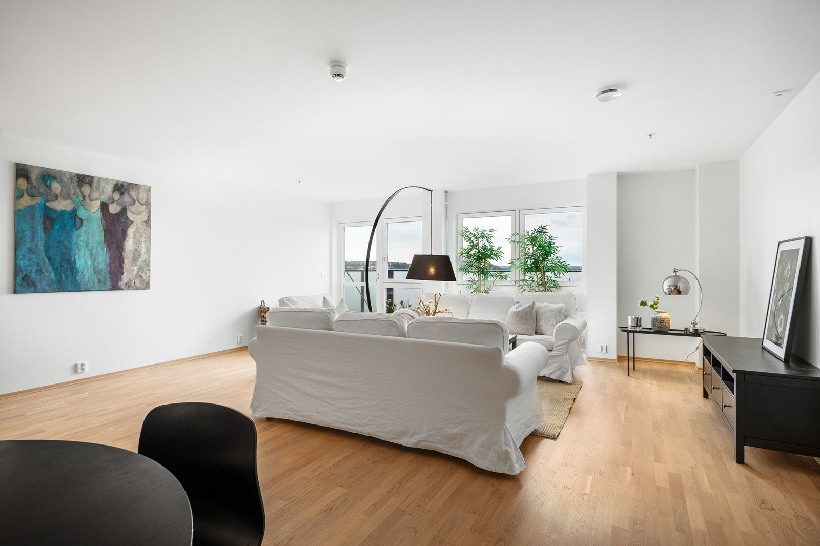 Leiligheten har en romslig stue med god plass til både sofa- og spisegruppe Galleribilde