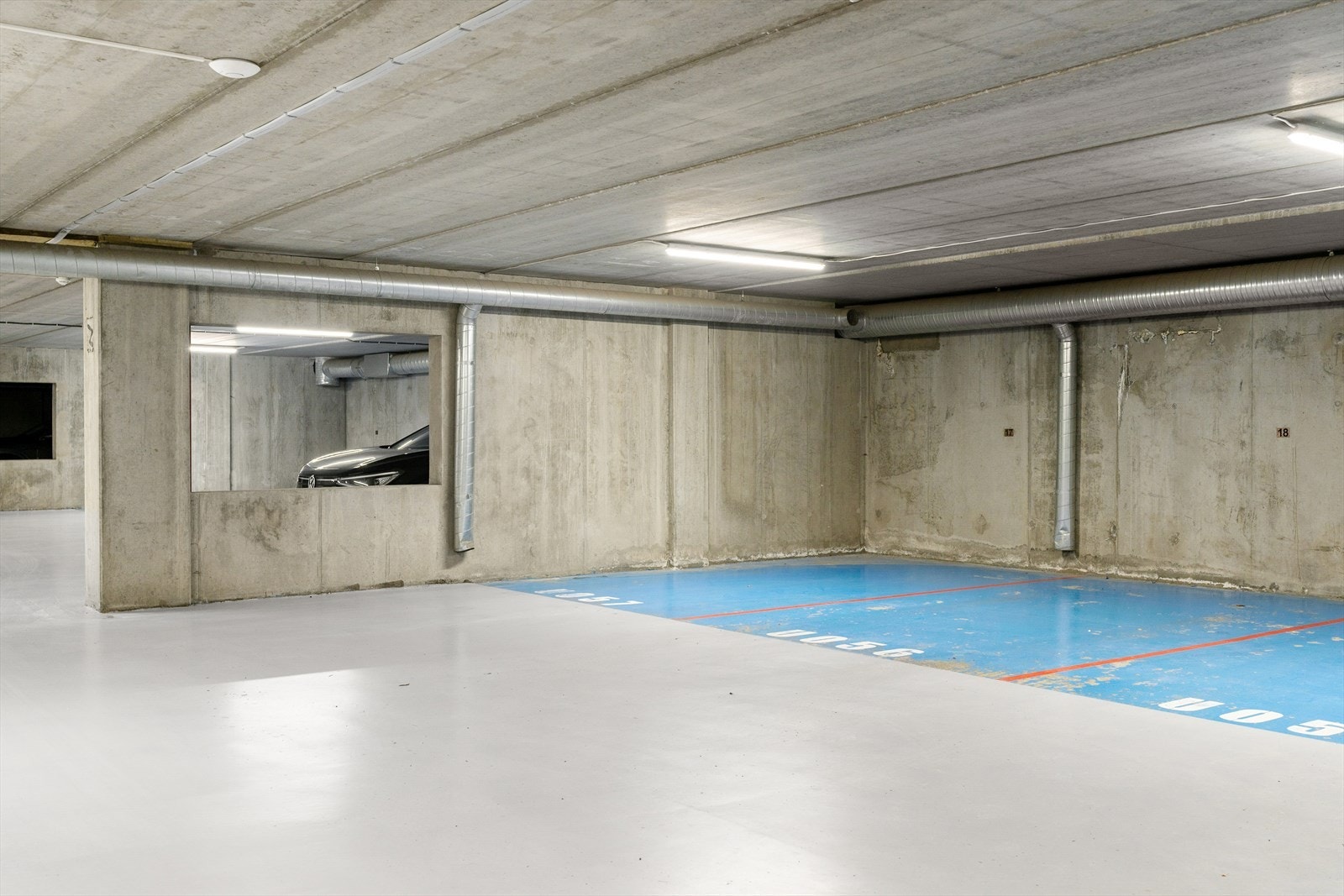 Underjordisk garasjanlegg. Her er det mulig å leie p-plass med elbil lader for kr. 850,- per mnd iflg. selger/forretningsfører. Galleribilde