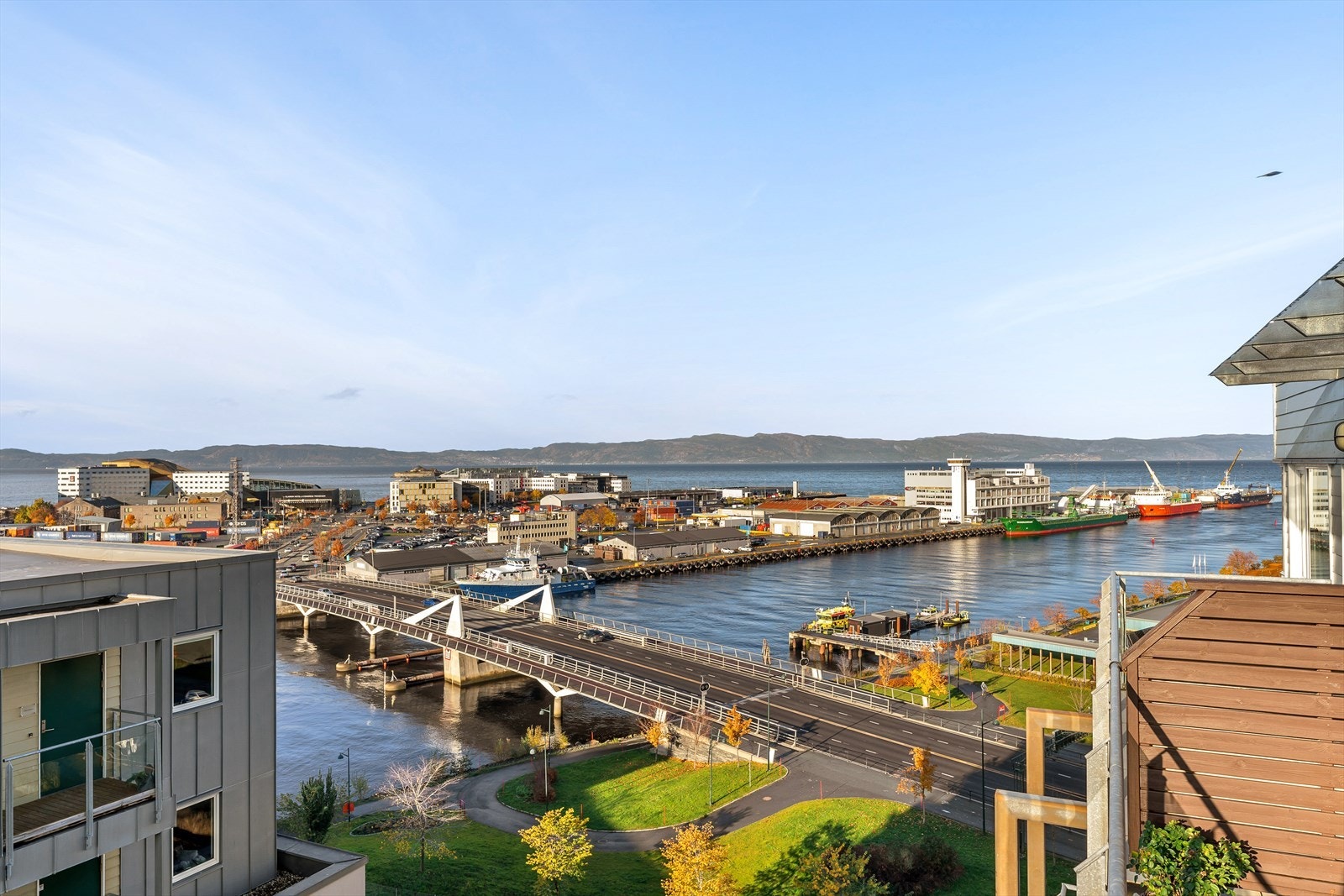 Utløpet av Nidelva er et flott skue fra terrassen. Fosenfjella skimtes i bakgrunnen. Galleribilde
