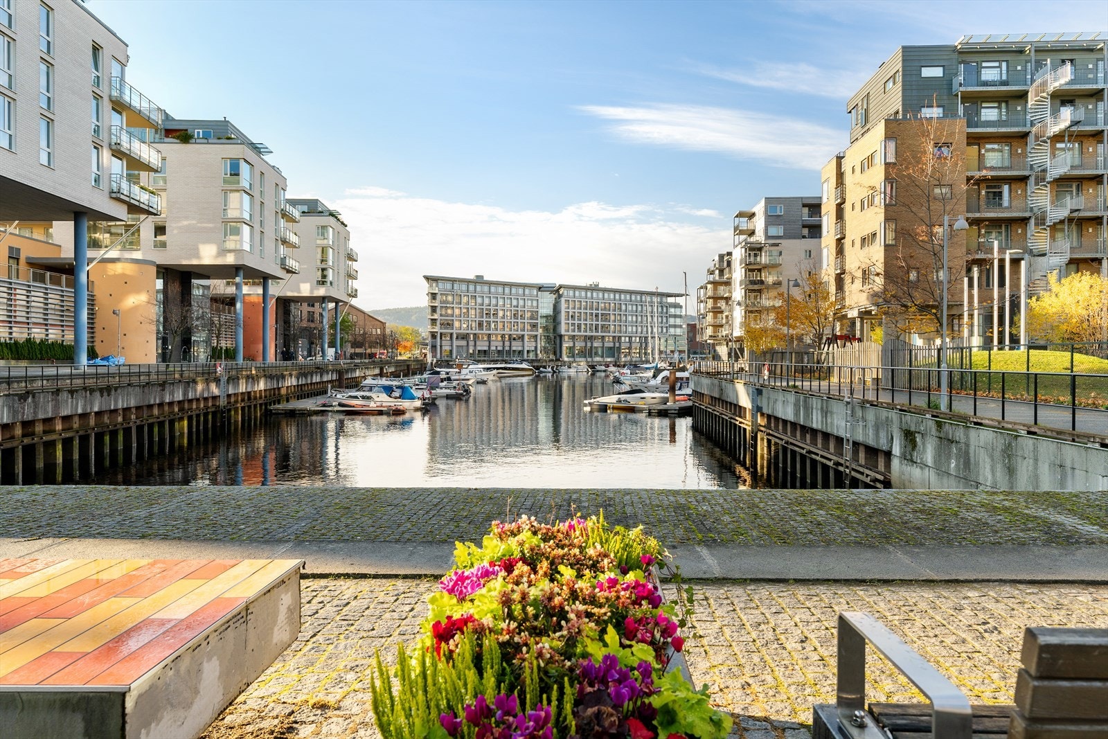 Nærområdet er rikt på fasiliteter og tilrettelagt for sosiale sammenkomster. I tillegg ligger Solsidenrekka med et yrende folkeliv og restauranter et steinkast unna. Galleribilde