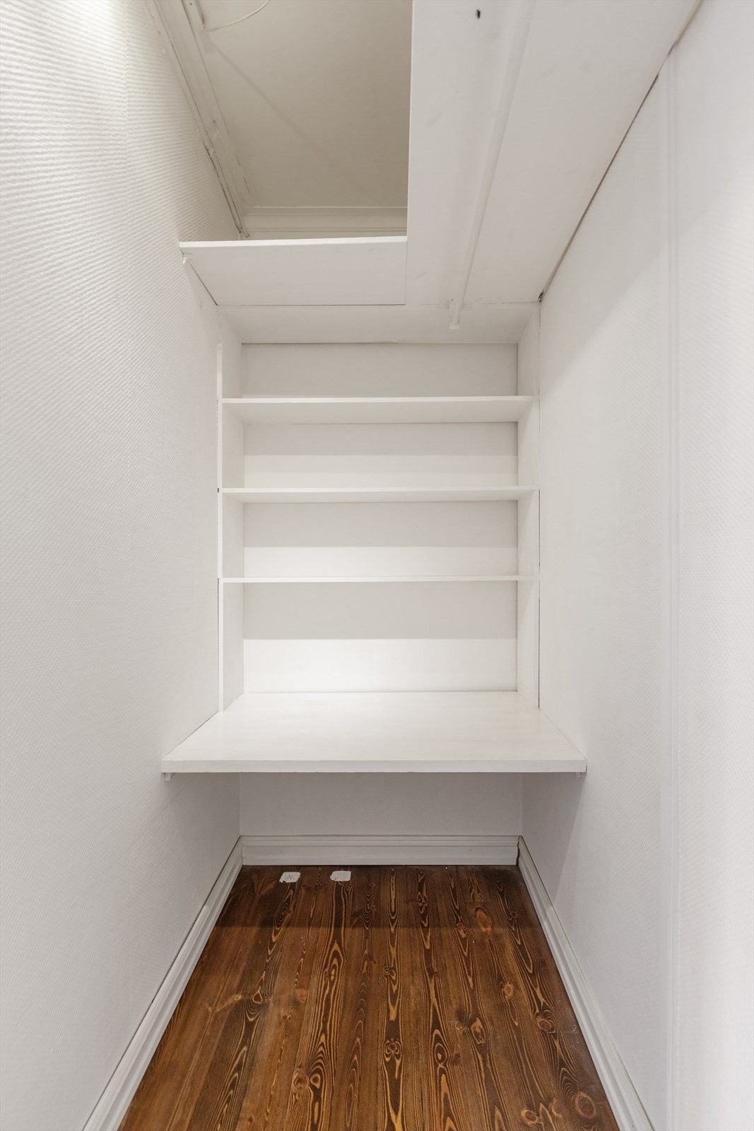 Praktisk rom som kan brukes til oppbevaring eller kontorløsning Galleribilde