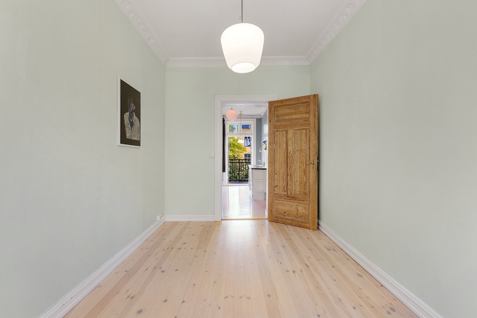 Soverom av god størrelse med plass til seng og garderobe Galleribilde