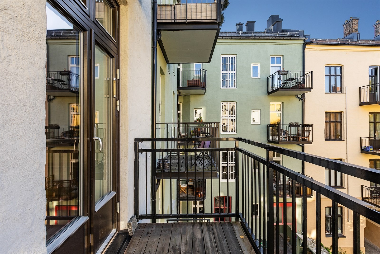 God plass til bord og tilhørende stoler Galleribilde