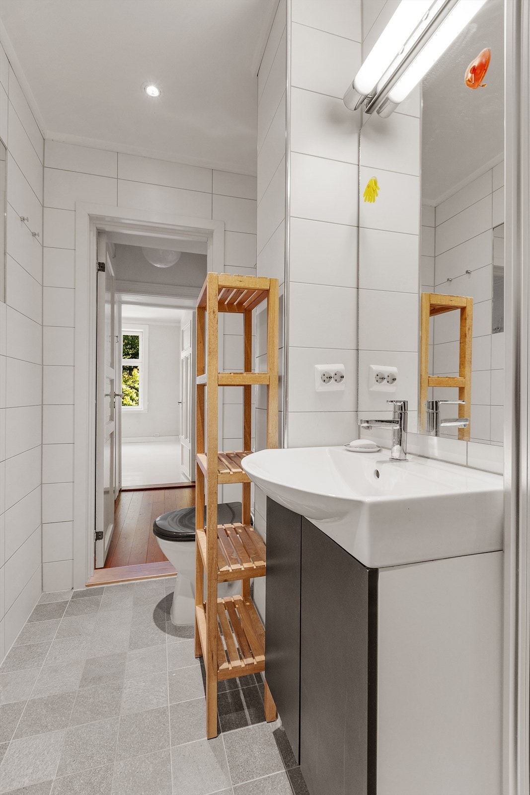 Pent flislagt bad med varme i gulvet Galleribilde