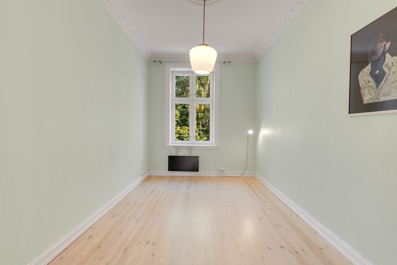 På soverommet er det også stukkatur og rosett. Rommet er vendt mot Botanisk Hage Galleribilde