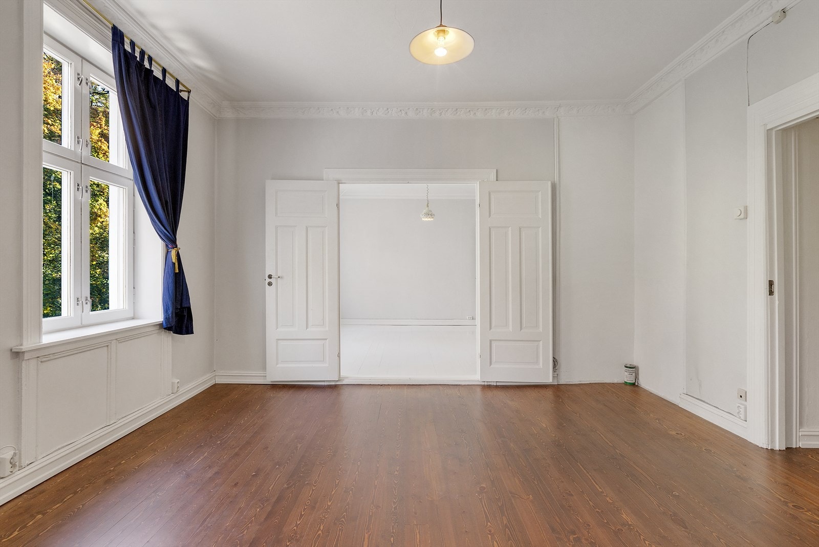 Klassisk dobbeltdør som binder stuene Galleribilde