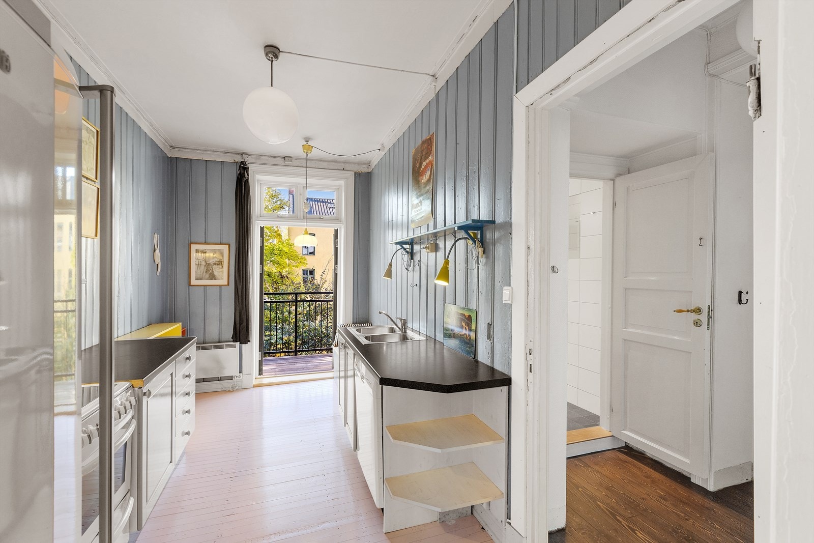 Separat kjøkken med utgang til balkongen Galleribilde