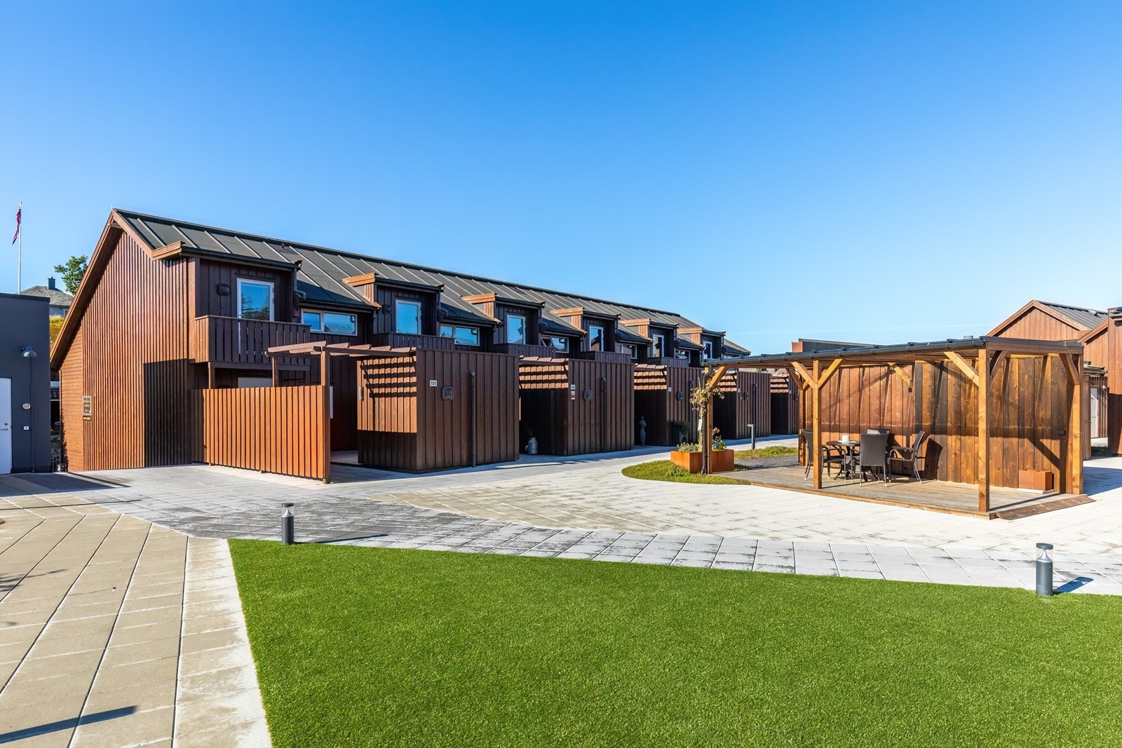 Beboere kan virkelig nyte en utrolig delikat atrium utenfor boligen Galleribilde