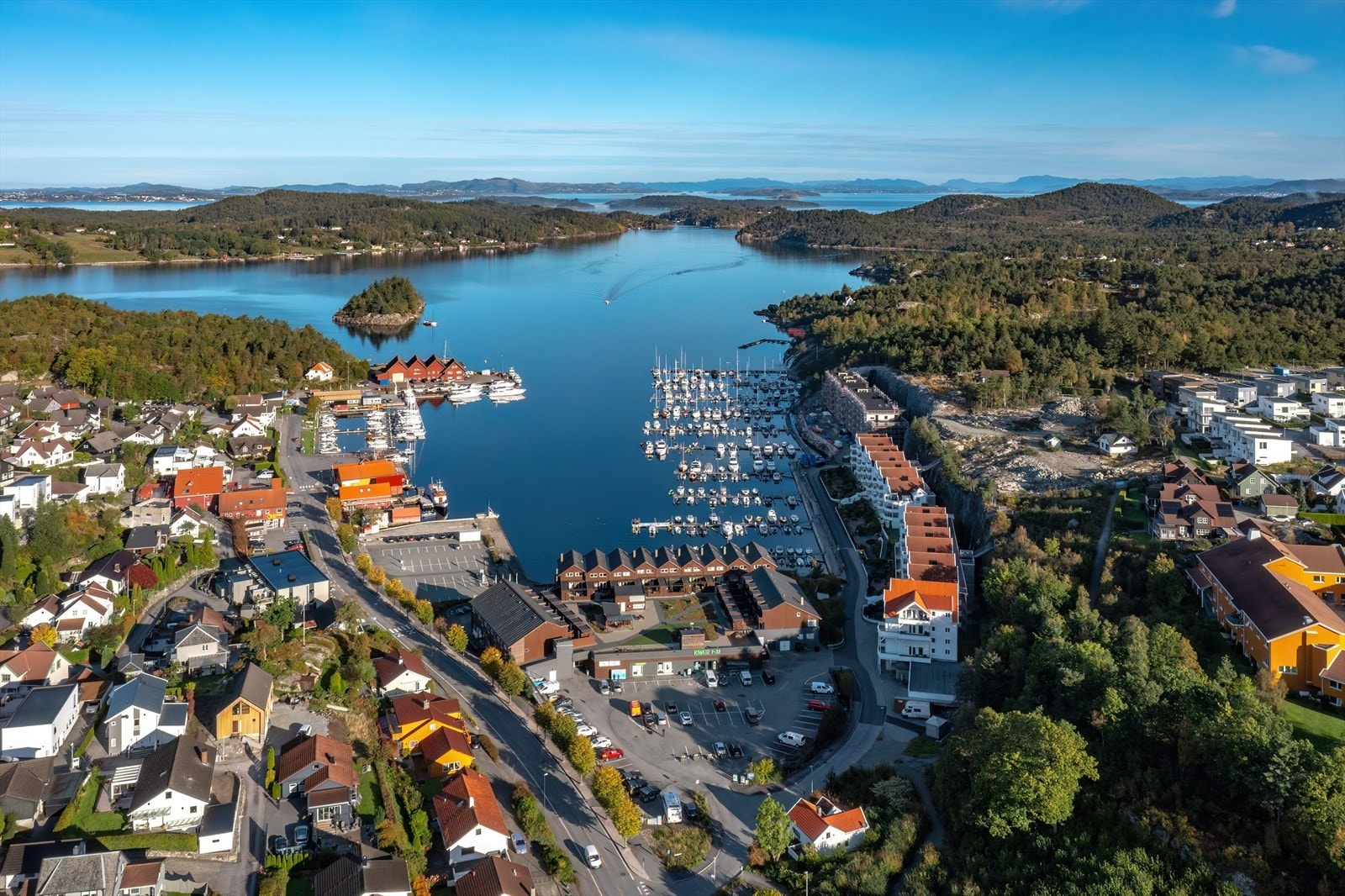 Herlig beliggenhet i Hommersåkvågen. En rekke fasiliteter like utenfor boligen. Galleribilde