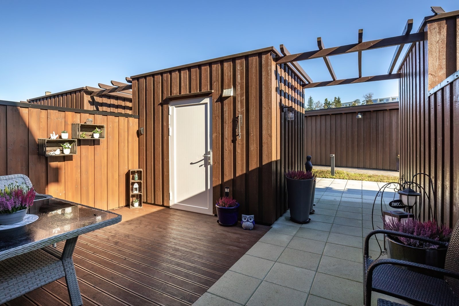 Usjenert uteområde utenfor inngangsdøren, med tilhørende praktisk bod Galleribilde