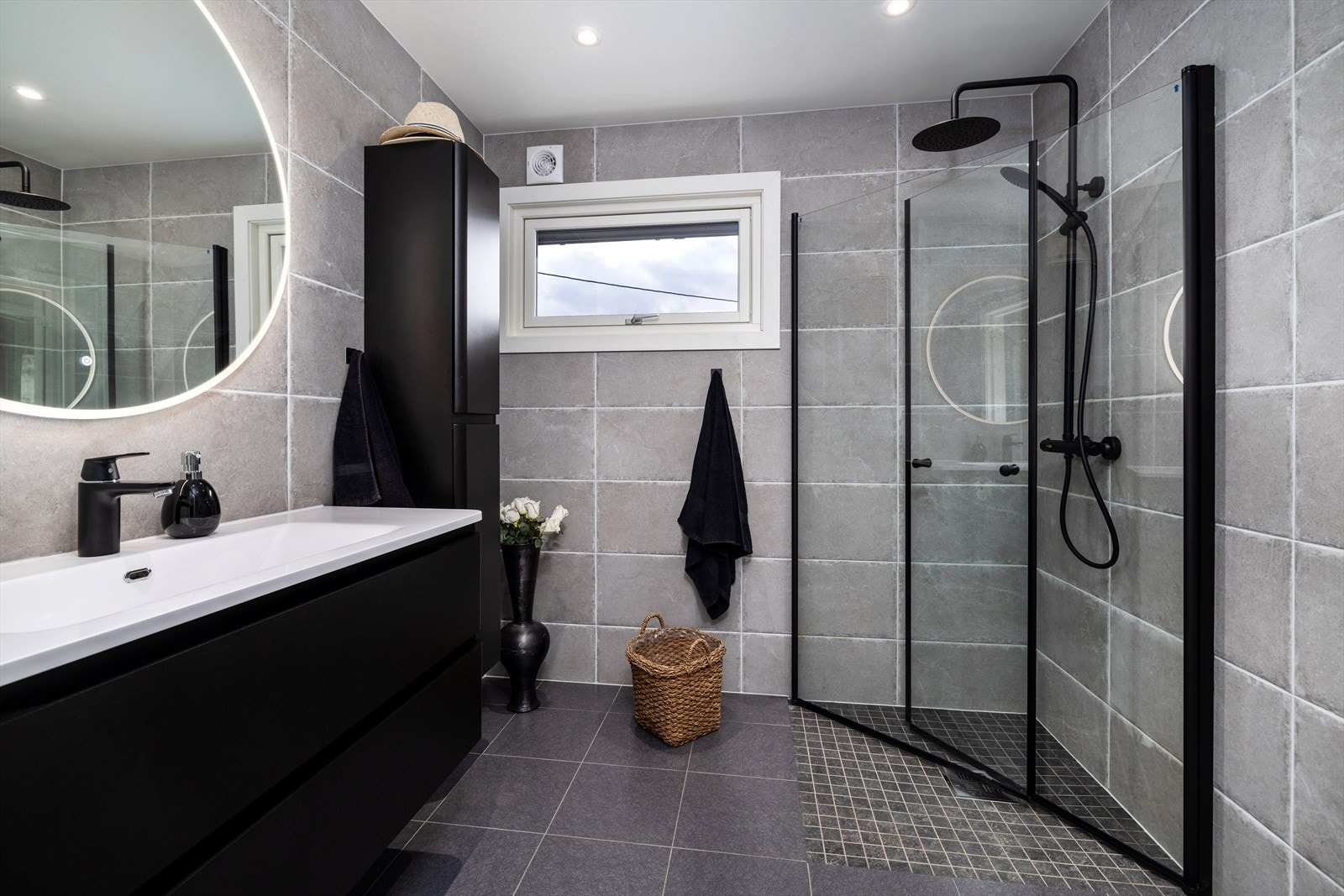 Flislagt baderom fra 2020 med varmekabler i gulv. Galleribilde