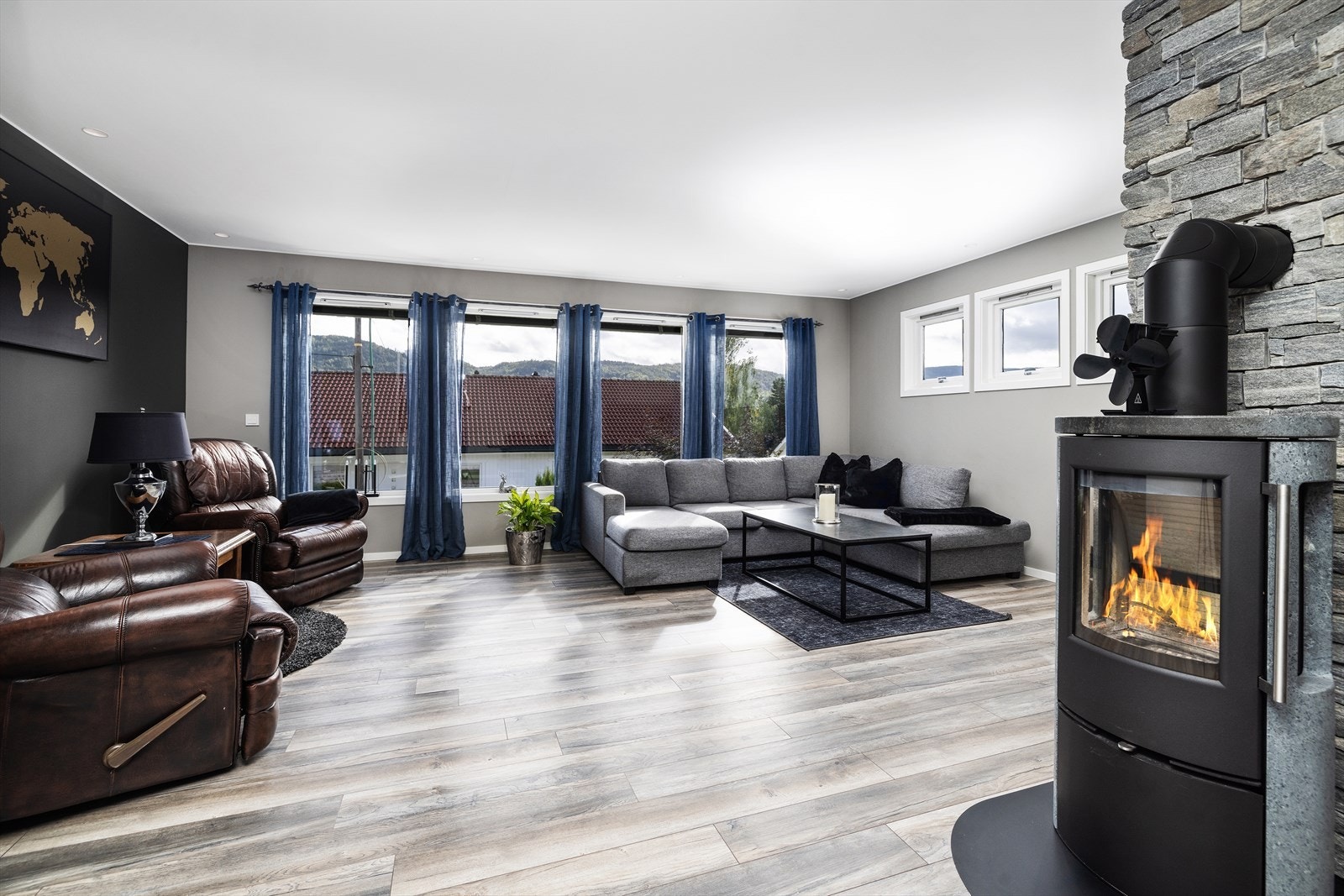 Stuen er av god størrelse med gode møbleringsmuligheter. Galleribilde