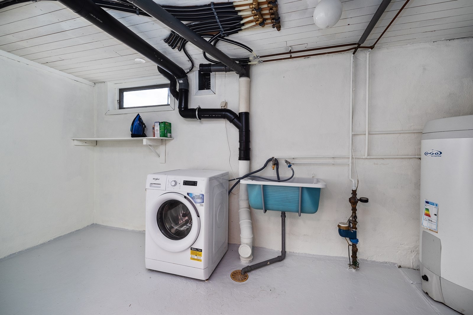 Separat vaskerom i kjeller med skyllekum og opplegg for vaskemaskin. Galleribilde