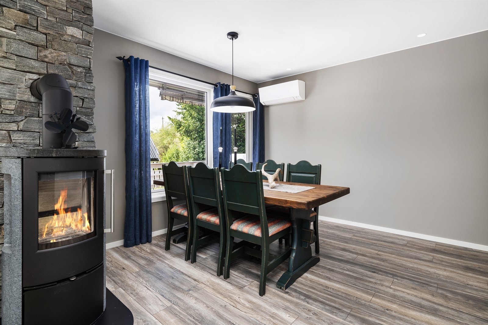 Spisestue med god plass til spisegruppe. Galleribilde