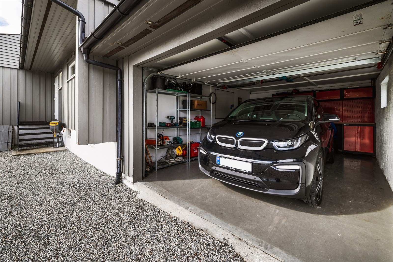 Tilstøtende garasje med en biloppstillingsplass og gode lagringsmuligheter. Galleribilde