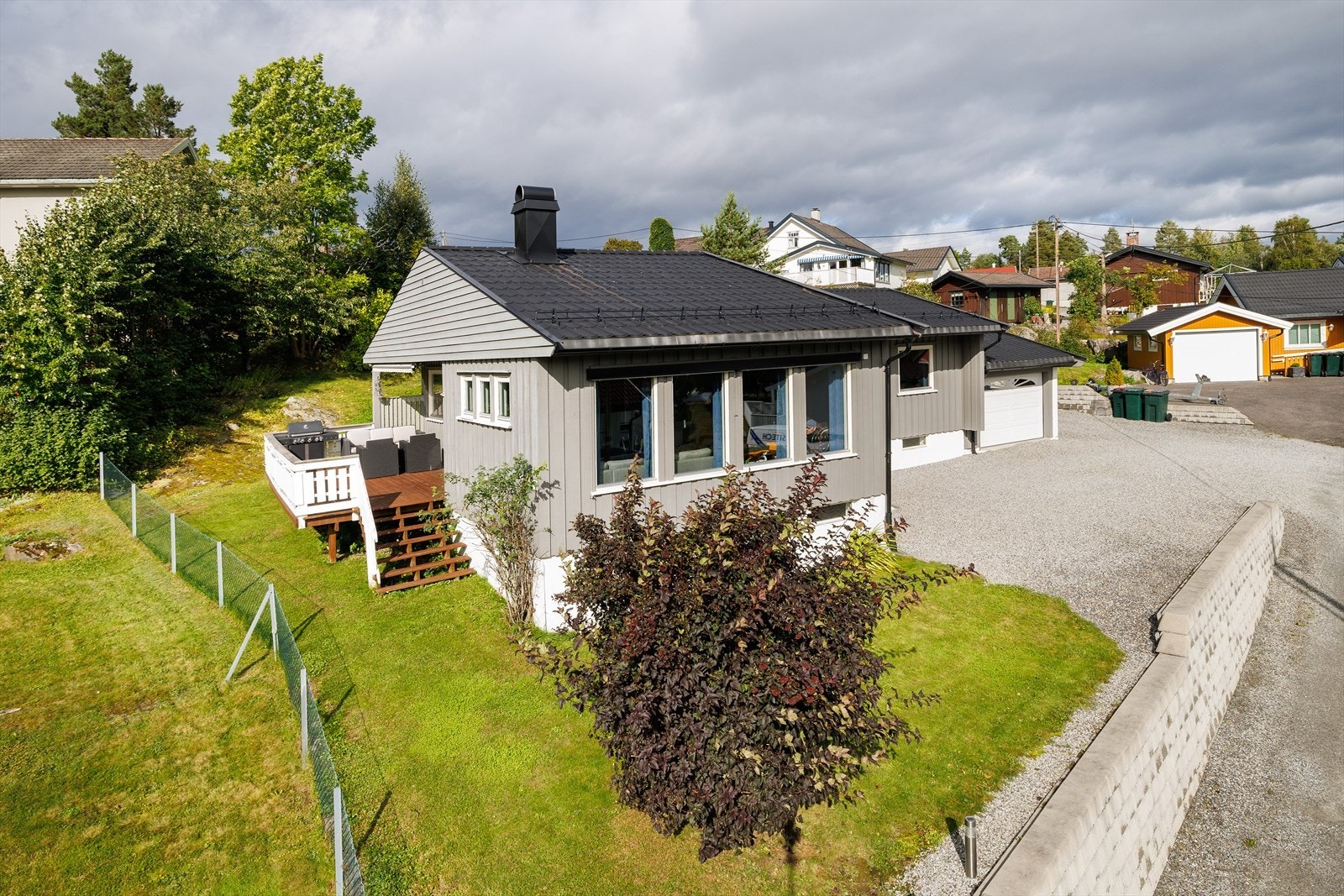 Eiendommen har en sør-/østvendt beliggenhet med generelt gode solforhold. Galleribilde