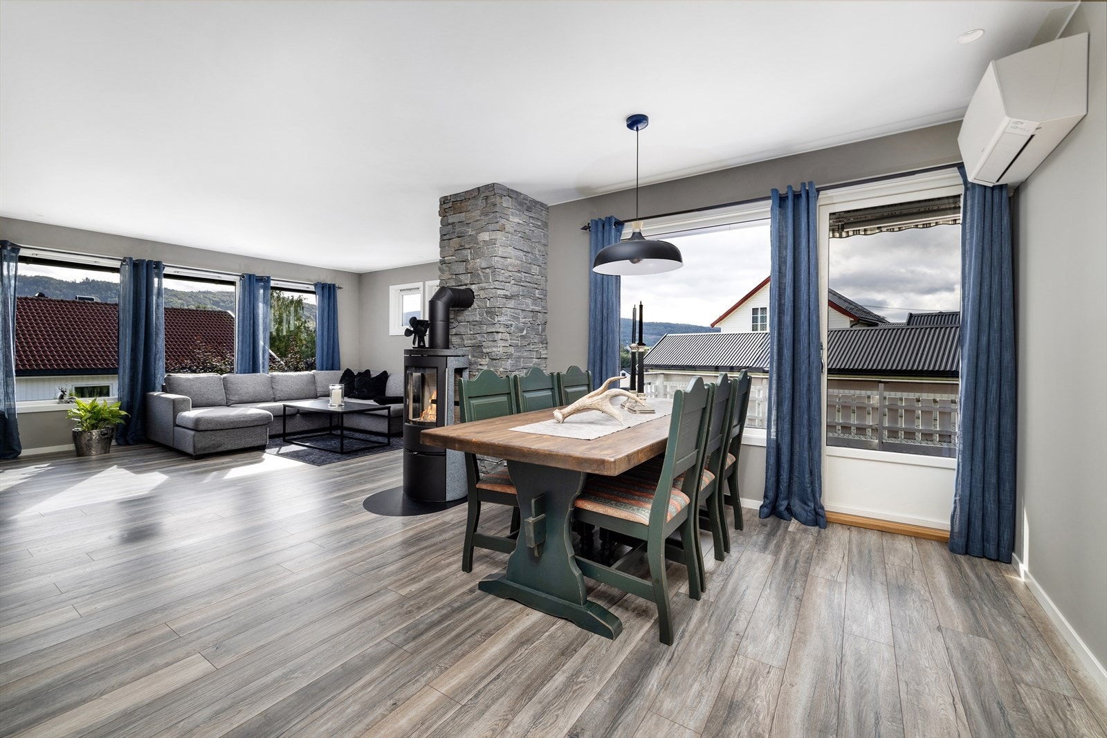 Spisestue med utgang til terrasse. Galleribilde