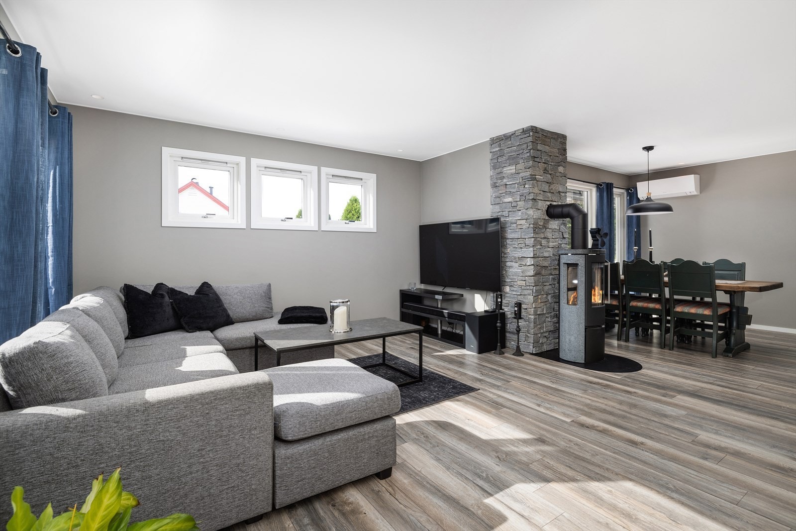 Stua er utstyrt med både peisovn og luft-/luft varmepumpe. Galleribilde