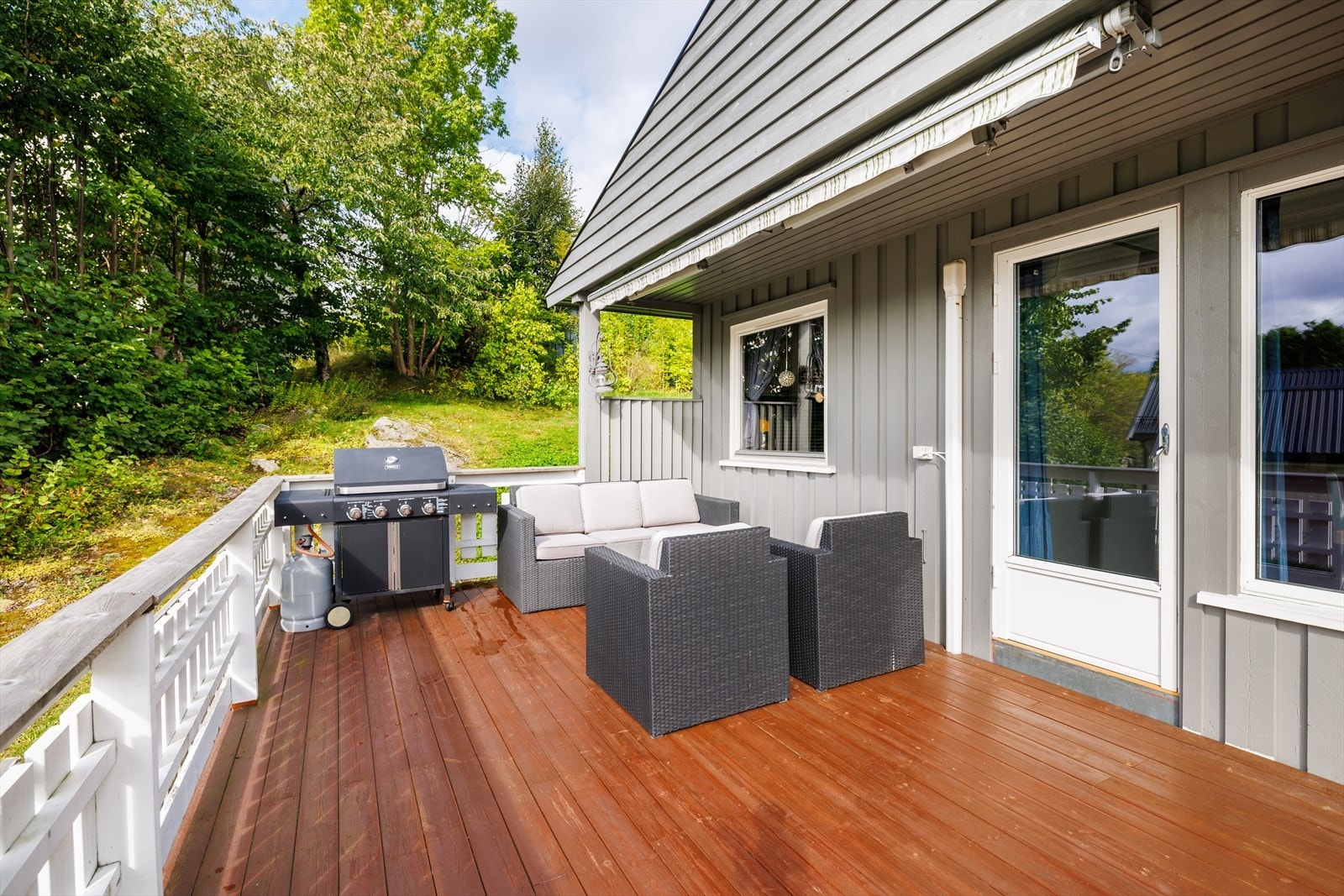 Sør-/vestvendt terrasse med generelt gode solforhold. Galleribilde
