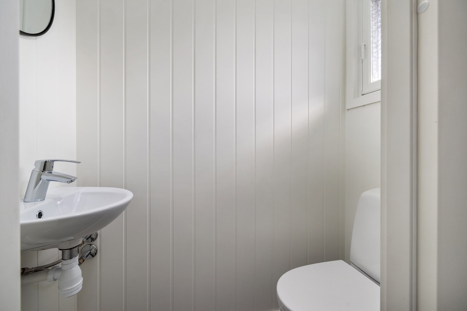 Separat toalettrom i forbindelse med inngangspartiet med toalett og servant. Galleribilde