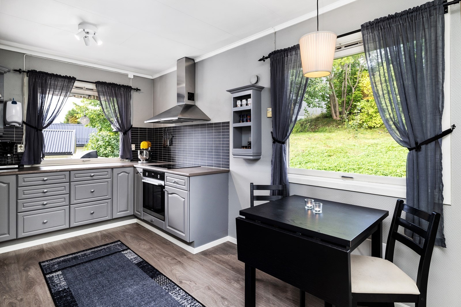 Romslig kjøkken med bra skap- og benkeplass. Galleribilde