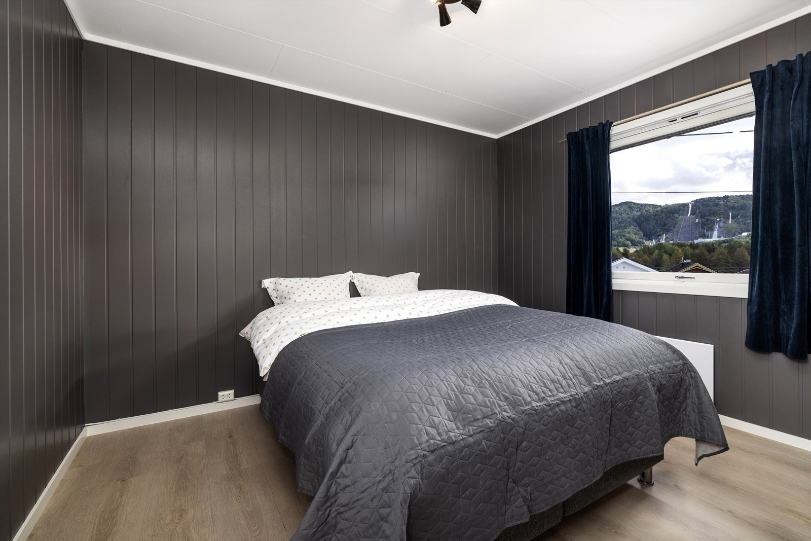 Hovedsoverom med god plass til dobbeltseng. Galleribilde