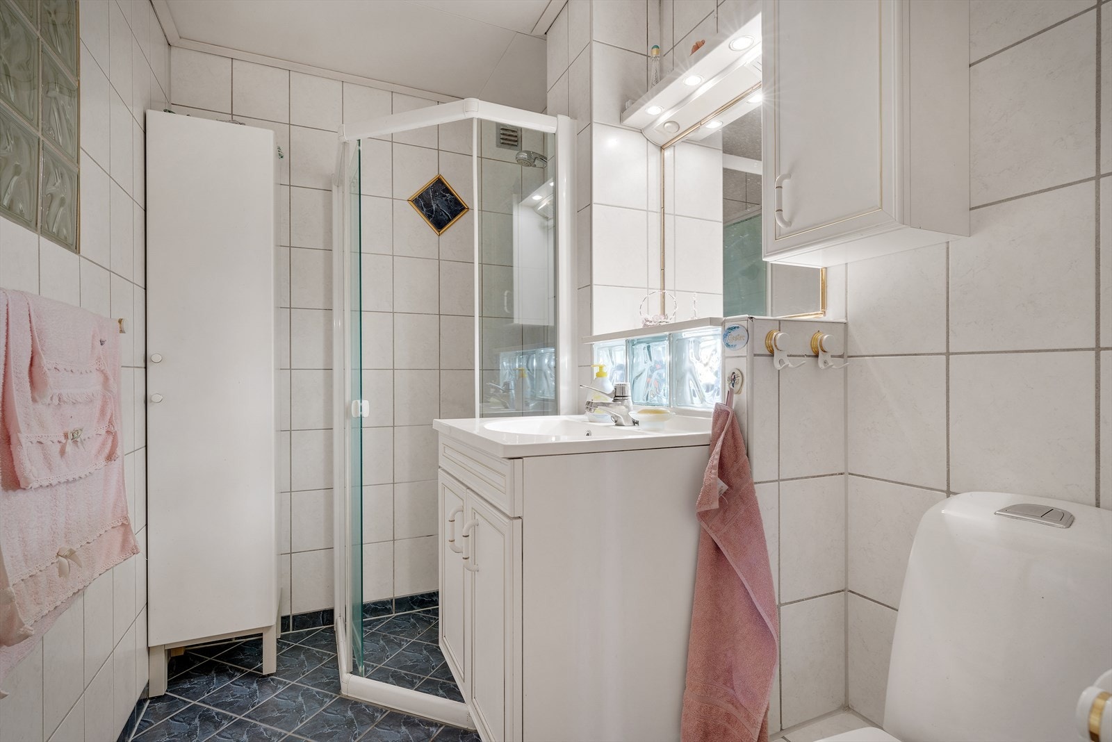 - Helfliset bad som måler 3,5m² - Galleribilde