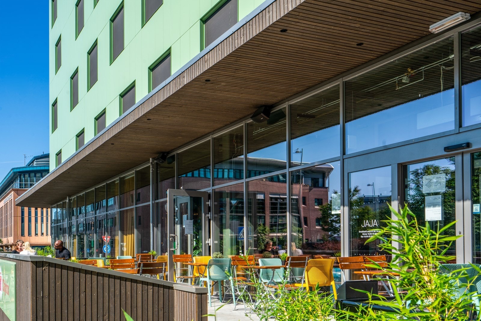 - Det er kort vei til spisesteder som JAJA med fantastisk streetfood-mat, eller ARTI i underetasjen som serverer indiske retter! - Galleribilde