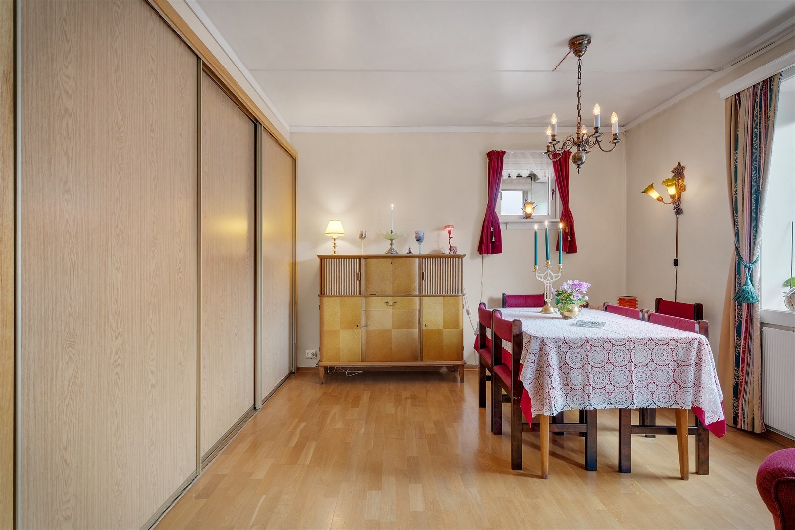- God plass til et langbord - Galleribilde