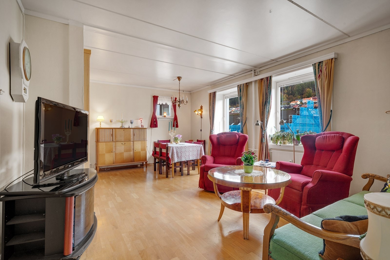 - Vi beveger oss videre inn til spisestuen som måler hele 23,5m² - Galleribilde