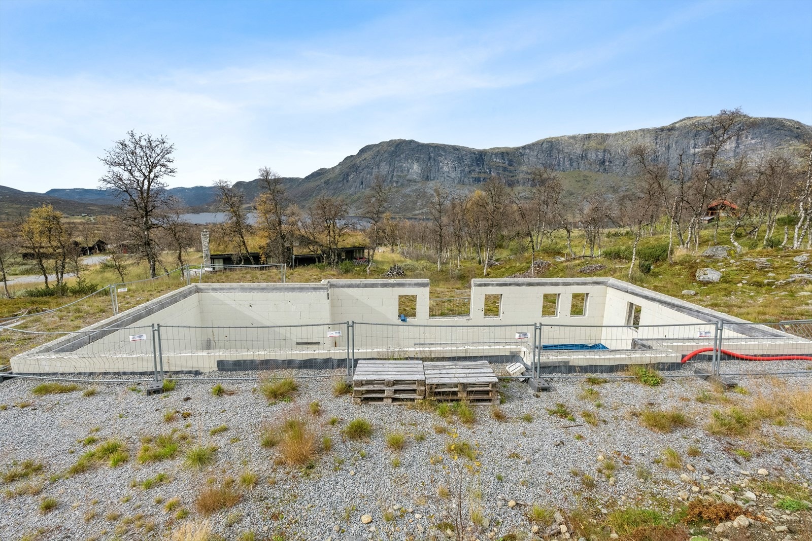 Det er oppført en grunnmur på eiendommen, denne trenger tiltak for å kunne benyttes. Galleribilde