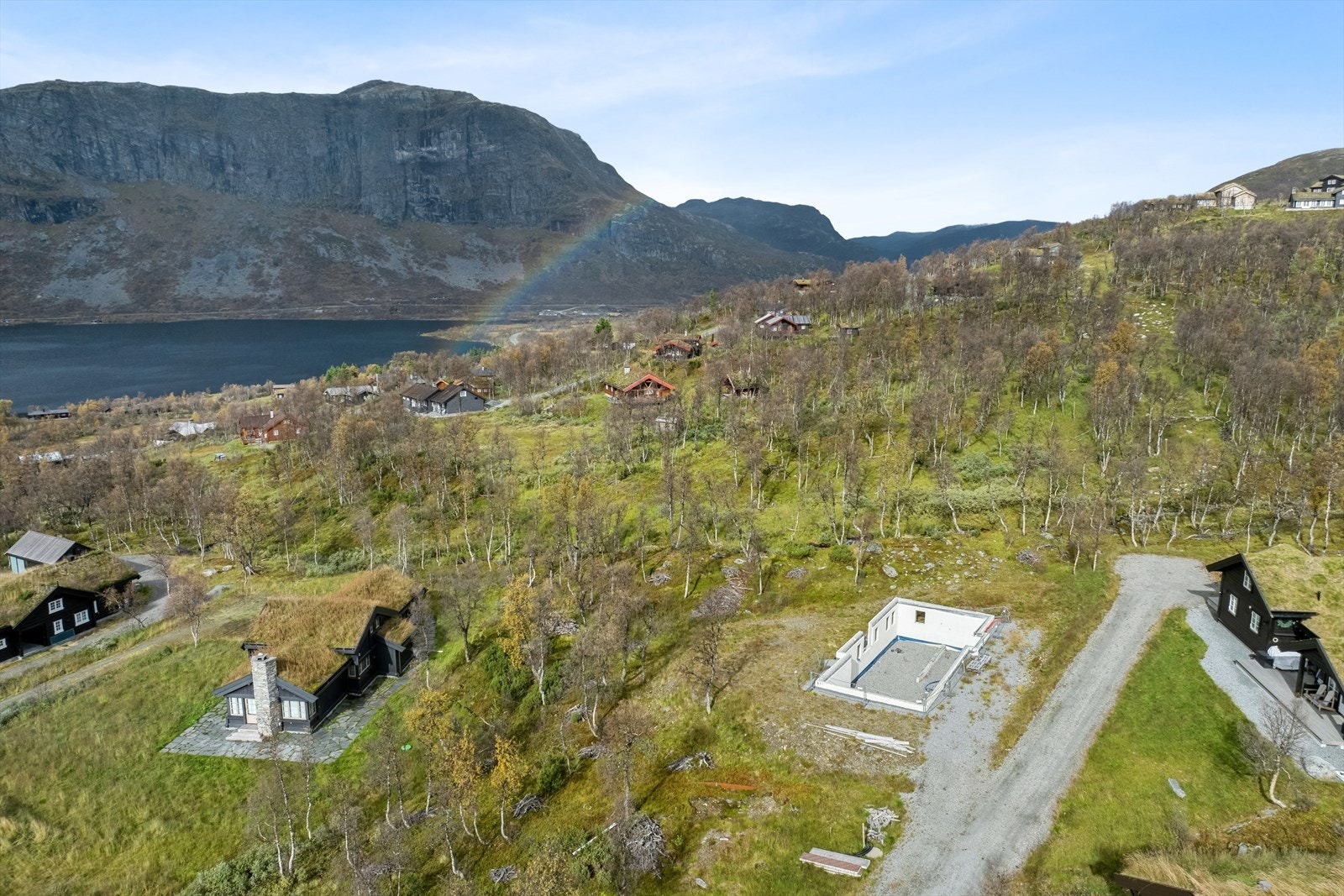 Fra tomten er det nydelig utsikt mot fjord og fjell. Galleribilde