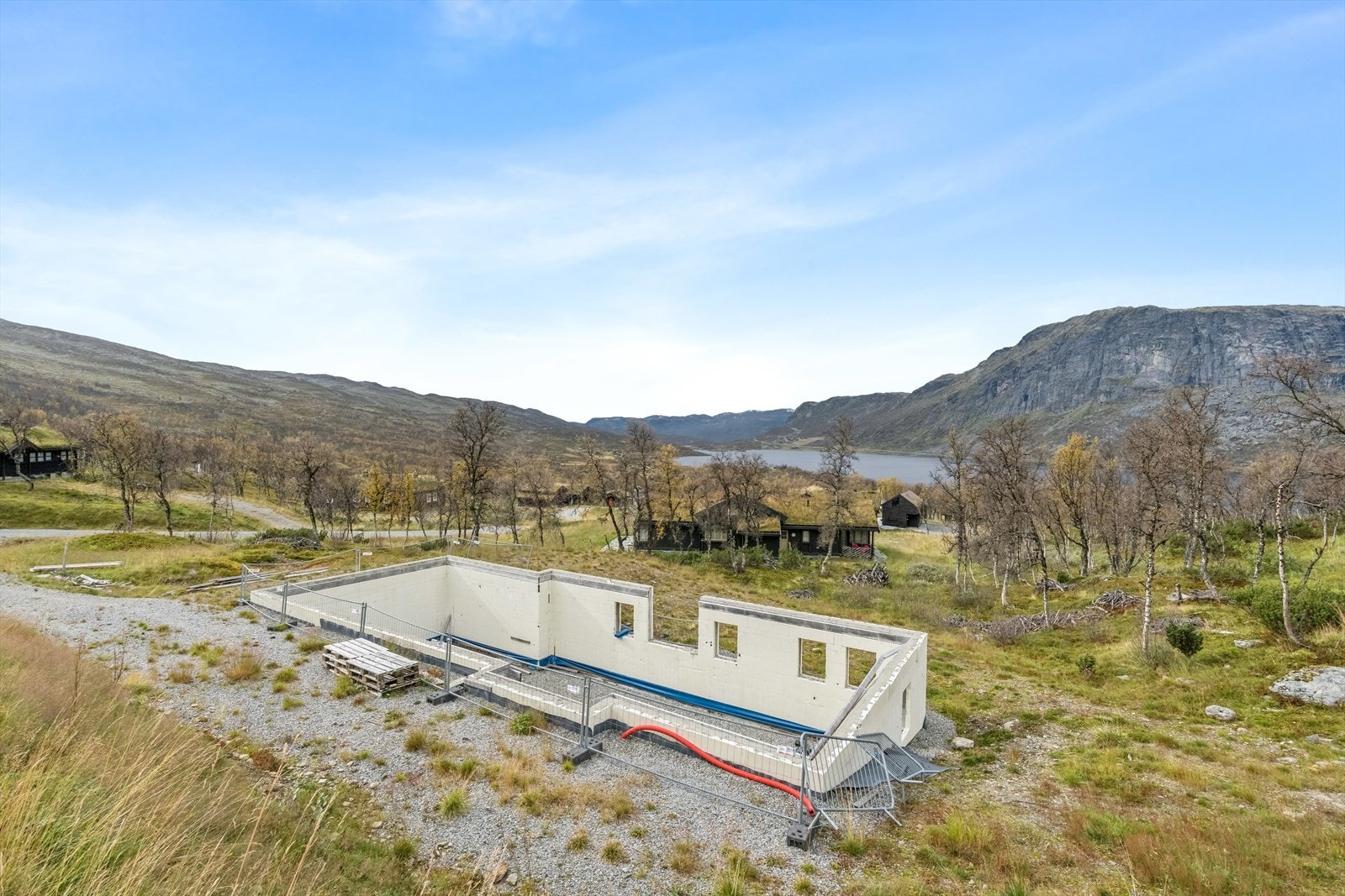 Nærmeste skianlegg er Tyin-Filefjell skisenter, ca. 3 km. fra eiendommen. Galleribilde