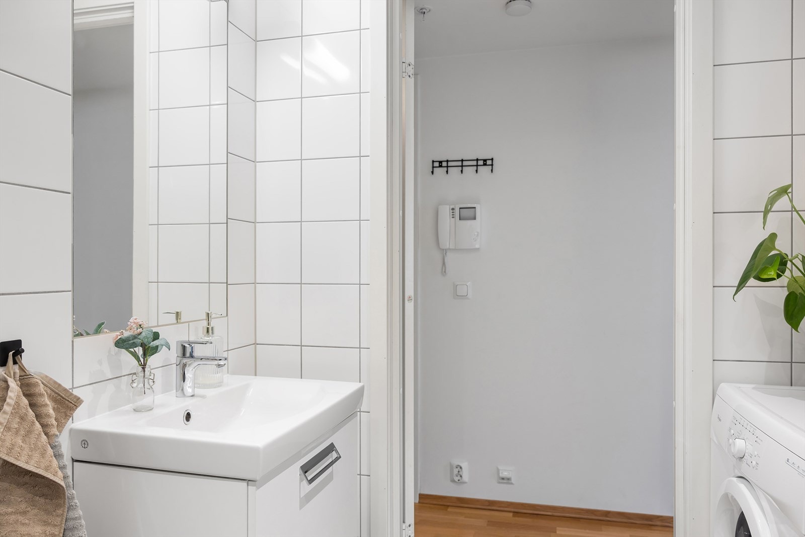 Badet består av servantskap med nedfelt servant, innmurt speil med lys over, vegghengt toalett med innebygd sisterne, og dusjsone med innfelte dusjdører i herdet glass. Galleribilde