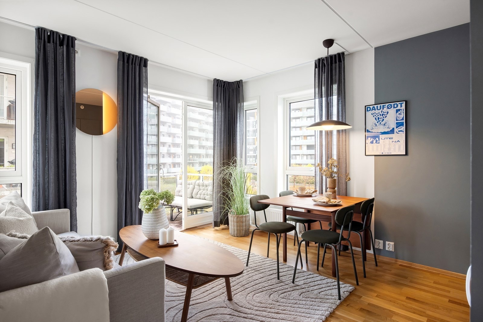 Gulvet er belagt med parkett, og overflatene er malt i tidsriktige og moderne fargetoner. Galleribilde