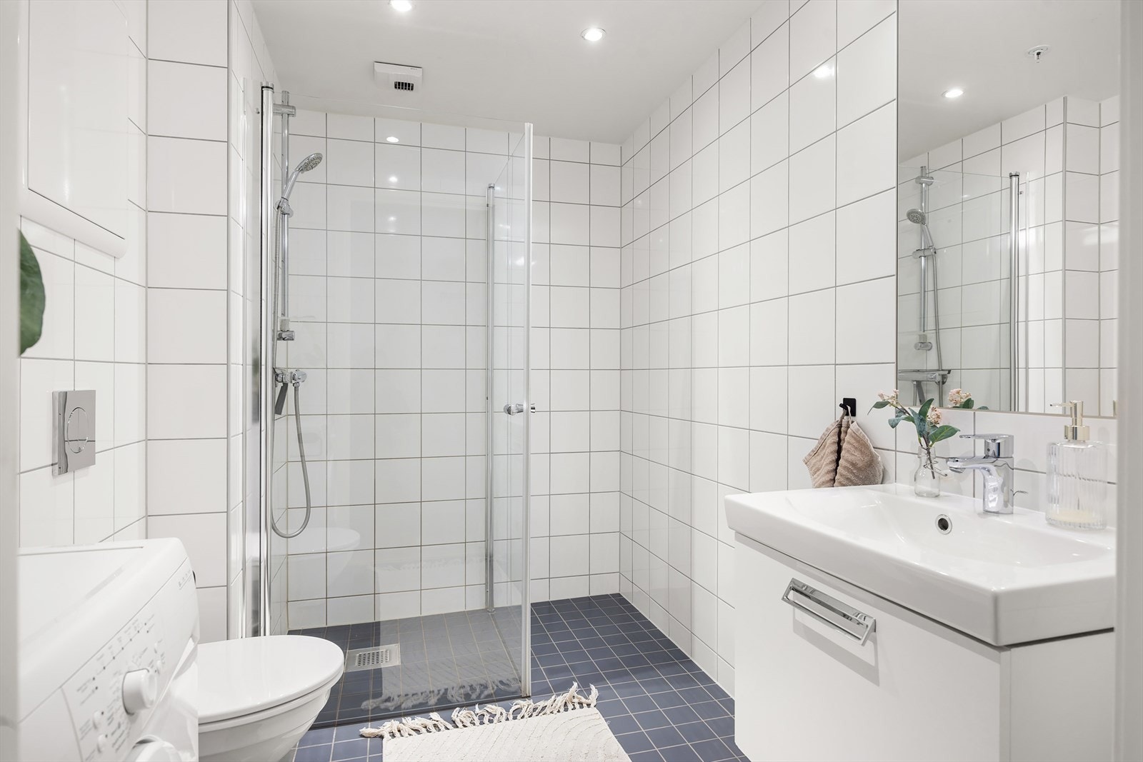 Pent flislagt baderom med gulvvarme og downlights i himlingen. Galleribilde