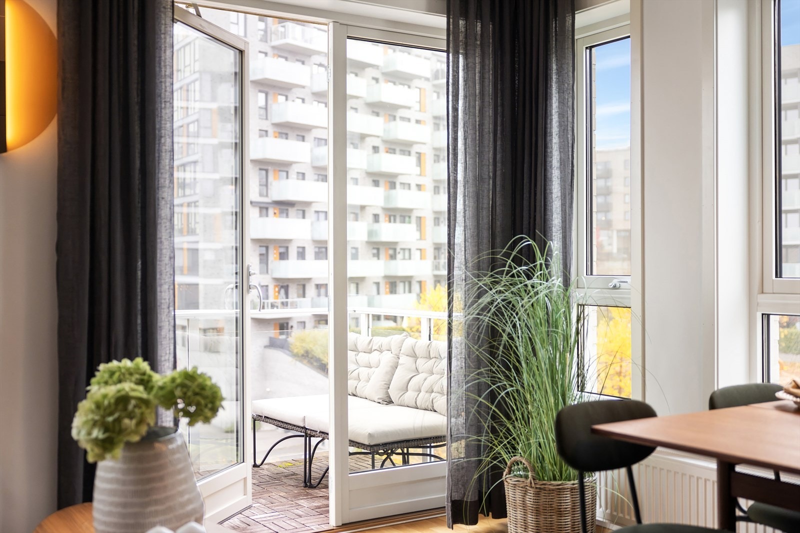 Fra stuen er det utgang til balkong. Galleribilde