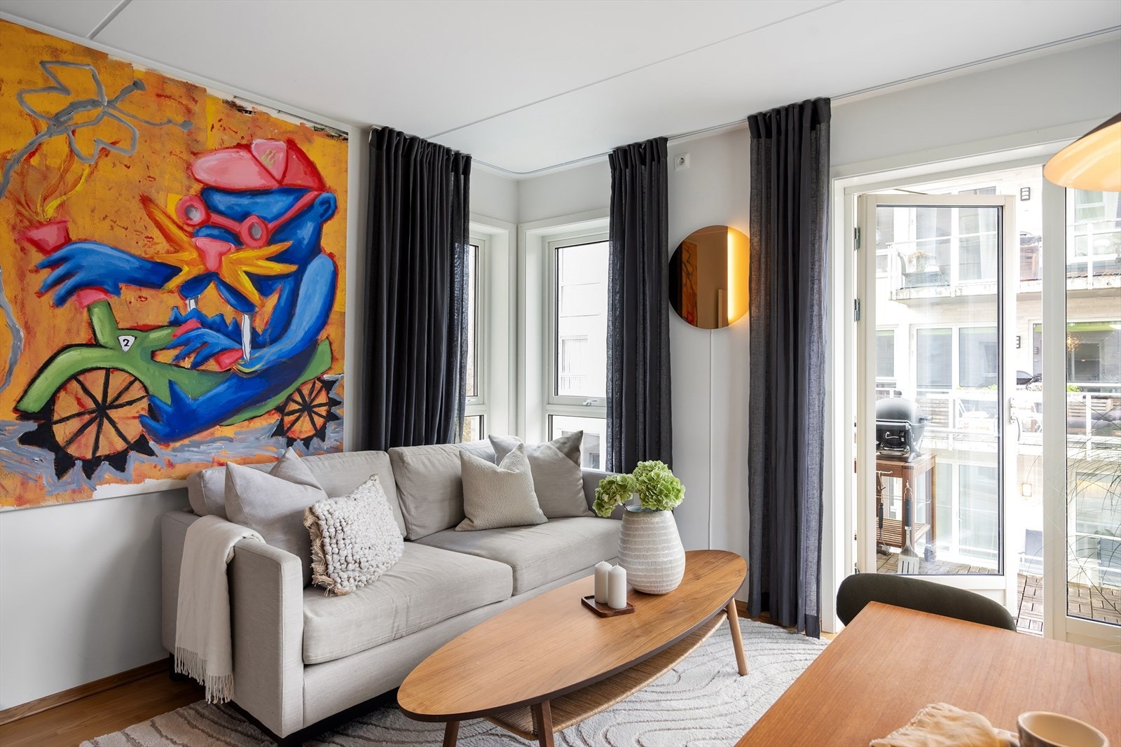 Planløsningen åpner opp for flere møbleringsmuligheter med god plass til sofagruppe, TV-møbler og spisebord med tilhørende stoler. Galleribilde